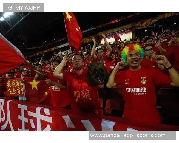 足球明星亲密互动:深情一吻点燃赛场外的浪漫与激情 足球明星亲密互动:深情一吻点燃赛场外的浪漫与激情